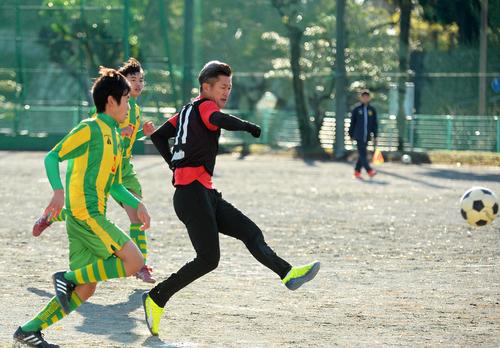 中学生との試合で左足でゴールを狙う横浜FC・FWカズ
