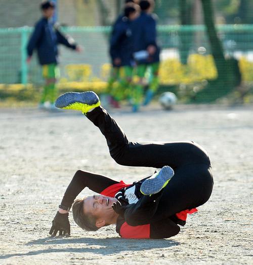 接触プレーでグラウンドに転倒する横浜FC・FWカズ