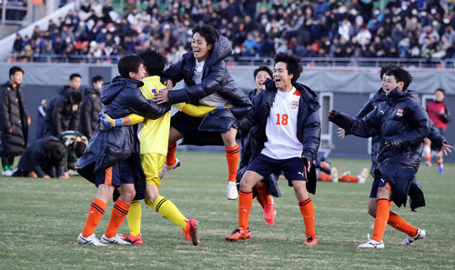国学院久我山対専大北上　PK戦を制し、最後のシュートを決めたGK村上（手前）と喜び合う国学院久我山イレブン（撮影・浅見桂子）
