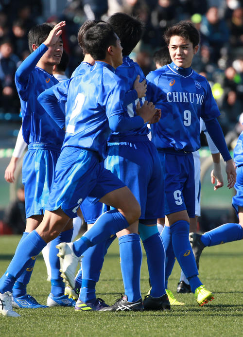 草津東対筑陽学園　前半、同点となるPKを決めた筑陽学園FW過能（右端）（撮影・中島郁夫）