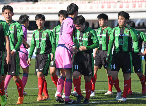 試合に敗れ、日大藤沢・青木主将と握手をしてピッチを後にするFW岡本（中央）ら広島皆実イレブン（撮影・加藤諒）