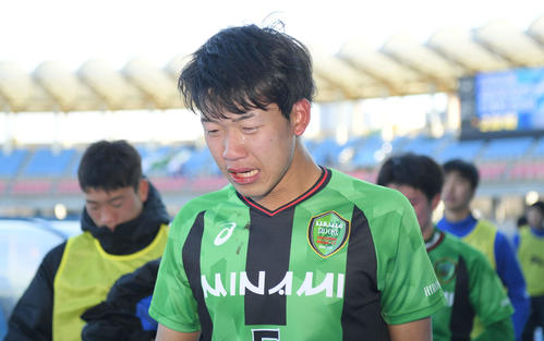 日大藤沢に敗れ、口から血を、目から涙を流してピッチを後にする広島皆実DF山名（撮影・加藤諒）