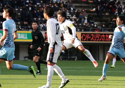 松本国際対四日市中央工　後半、中央から勝ち越しゴールを決める四日市中央工MF森（中央）（撮影・丹羽敏通）