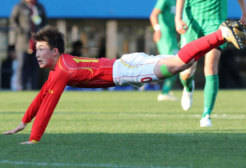帝京長岡対熊本国府　後半、クロスにヘディングで合わせチーム3点目のゴールを決める帝京長岡FW晴山（撮影・垰建太）