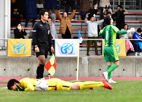 鵬学園対京都橘　PK戦を制しガッツポーズする鵬学園GK前原（後方）。手前は京都橘GK中村（撮影・小沢裕）