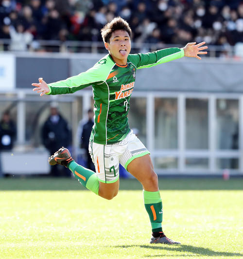 青森山田対米子北　前半、ヘディングで先制ゴールを決め、舌を出しながら喜ぶ青森山田MF松木（撮影・浅見桂子）