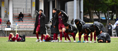 鵬学園対京都橘　PK戦の末、鵬学園に敗れがっくりする京都橘イレブン（撮影・小沢裕）