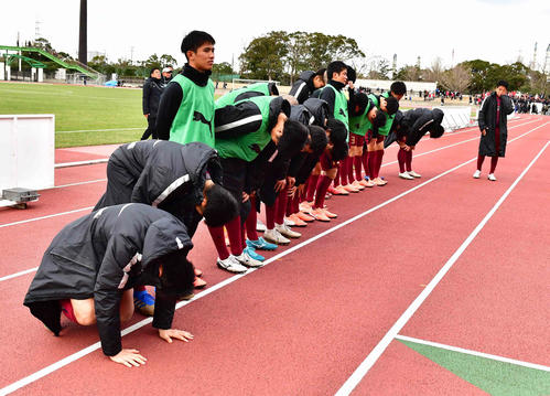 鵬学園対京都橘　PK戦の末、鵬学園に敗れがっくりする京都橘イレブン（撮影・小沢裕）