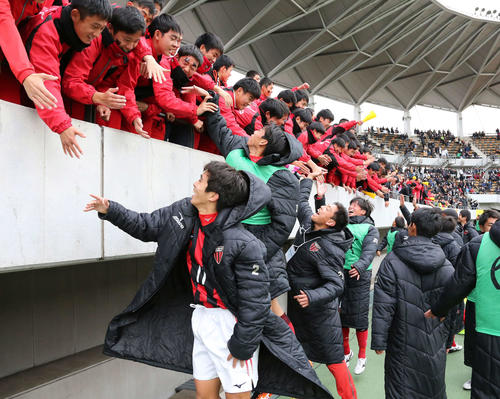 日章学園対市立船橋　PK戦で市立船橋に勝利して応援席の部員と喜ぶ日章学園イレブン（撮影・丹羽敏通）
