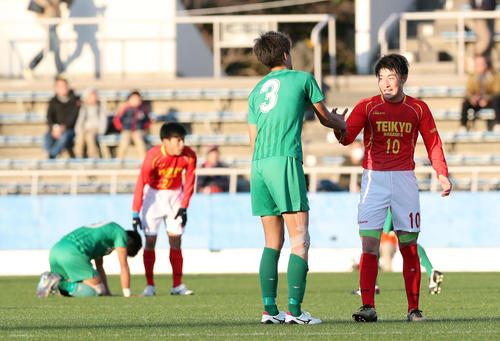帝京長岡対熊本国府　試合を終え勝利した帝京長岡FM晴山（右）は熊本国府DF松元と健闘をたたえ合う（撮影・垰建太）
