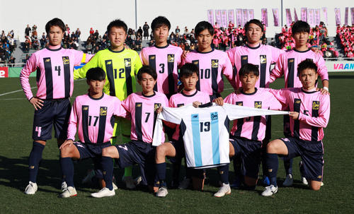 山形中央対今治東　試合前に記念撮影する今治東選手たち（撮影・中島郁夫）