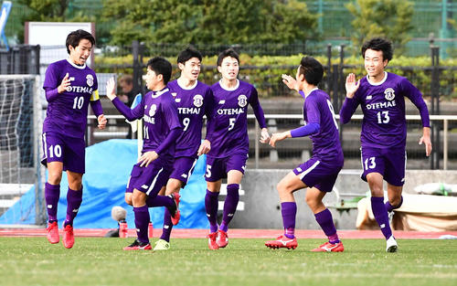 矢板中央対大手前高松　前半、大手前高松FW片上（左）は同点ゴールを奪いイレブンの祝福を受ける（撮影・小沢裕）