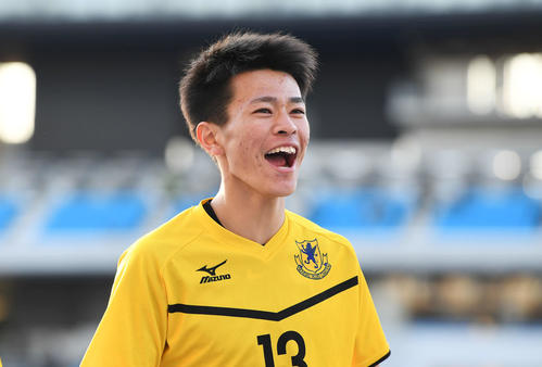試合終了後、決勝点を決めた仙台育英FW吉田は笑顔でスタンドにあいさつする（撮影・加藤諒）