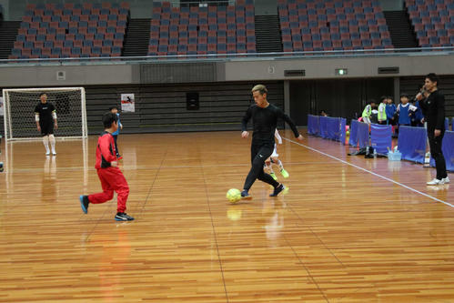 子供たちとフットサルをした本田圭佑（撮影・南谷竜則）