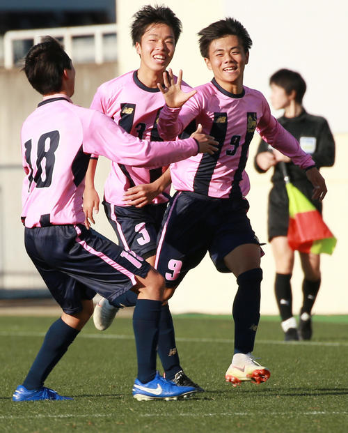 山形中央対今治東　前半、先制ゴールを決め喜ぶ今治東FW高瀬（右）（撮影・中島郁夫）