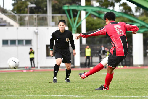 矢板中央対大手前高松　前半、矢板中央MF■（■は雨カンムリに鶴）見は先制ゴールを奪う（撮影・小沢裕）