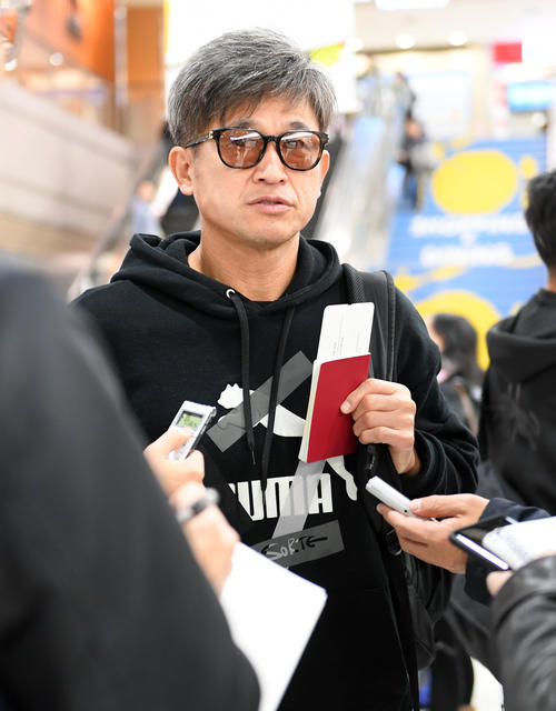 記者の囲み取材に応じる横浜FC・カズ（撮影・たえ見朱実）