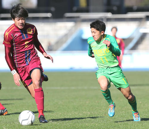 帝京長岡対神戸弘陵　前半、競り合う神戸弘陵DF田平起也（左）と帝京長岡FW矢尾板（撮影・垰建太）