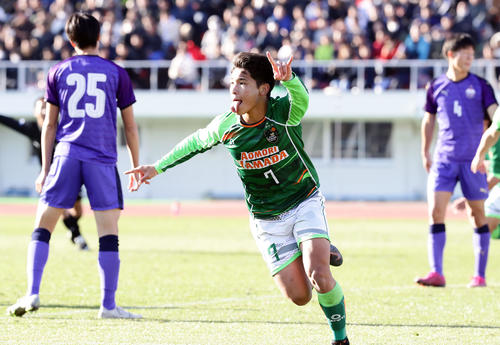 青森山田対富山第一　前半、先制ゴールを決めて指さし喜ぶ青森山田MF松木（撮影・浅見桂子）