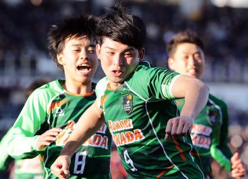 青森山田対富山第一　後半、ヘディングでゴールを決め喜ぶ青森山田FW田中（中央）（撮影・浅見桂子）