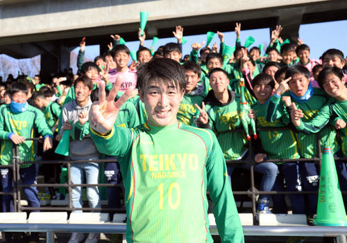 帝京長岡対神戸弘陵　試合に勝利し、ハットトリックを決めた帝京長岡FW晴山はスタンドの応援団を背に「3」のポーズを決める（撮影・垰建太）