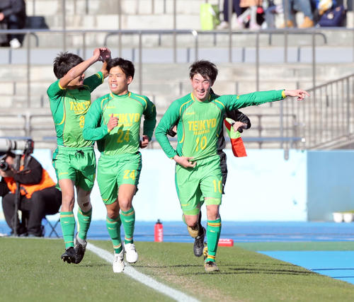 帝京長岡対神戸弘陵　後半、ハットトリックを決め笑顔でスタンドを指さす帝京長岡FW晴山（右）（撮影・垰建太）