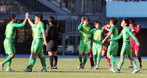帝京長岡対神戸弘陵　神戸弘陵に勝ち笑顔で喜ぶ帝京長岡FW晴山（中央）らイレブン（撮影・垰建太）