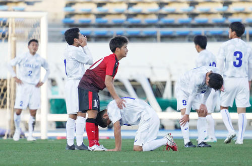 徳島市立対筑陽学園　試合終了後、徳島市立MF阿部（中央左）は、うなだれる筑陽学園DF岡（同右）の肩に手をやり、健闘を称える（撮影・加藤諒）