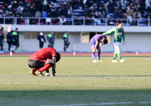 青森山田対富山第一　0－4で敗れ、がっくりの富山第一GK中村純四郎（手前）ら（撮影・浅見桂子）