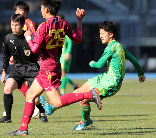帝京長岡対神戸弘陵　前半、シュートを放つ帝京長岡FW矢尾板（右）（撮影・垰建太）