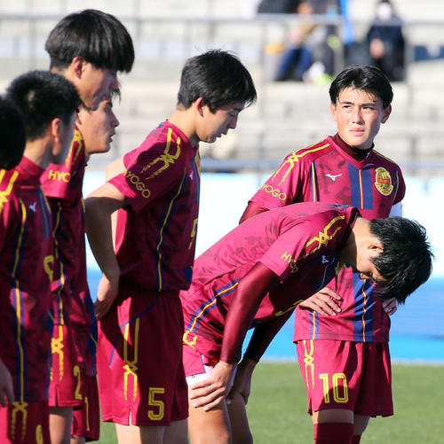 帝京長岡対神戸弘陵　試合に敗れ悔しさをにじませる神戸弘陵MF沖吉（右）（撮影・垰建太）