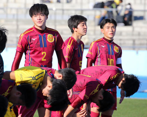 帝京長岡対神戸弘陵　試合に敗れ悔しさをにじませる神戸弘陵DF田平（左）とMF沖吉（右）（撮影・垰建太）