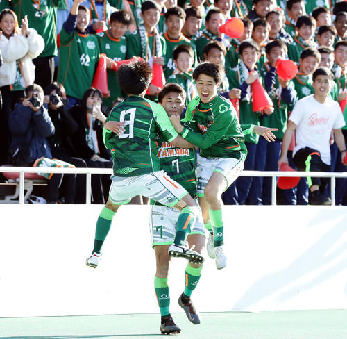 青森山田対富山第一　前半、先制ゴールを決めた青森山田MF松木（中央）は応援団の前で、イレブンに抱きつかれ祝福される