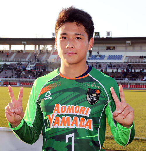 青森山田対富山第一　この日2ゴールを決めた青森山田MF松木は両手で2点のポーズ（撮影・浅見桂子）