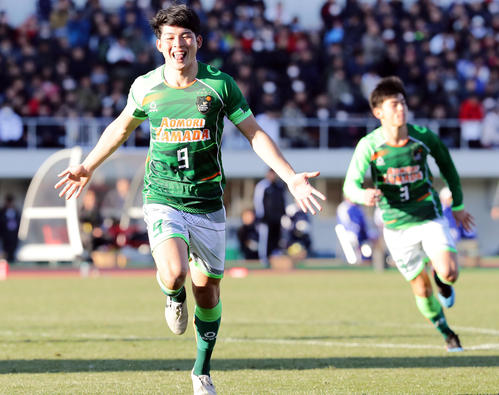 青森山田対富山第一　後半、ヘディングでゴールを決め喜ぶ青森山田FW田中（撮影・浅見桂子）