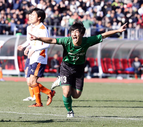国学院久我山対昌平　後半、昌平MF篠田は決勝ゴールを決め雄たけびを上げて喜ぶ（撮影・浅見桂子）
