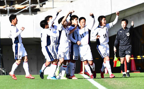 四日市中央工対日章学園　後半、PKで勝ち越しゴールを奪い歓喜に沸く四日市中央工イレブン（撮影・小沢裕）