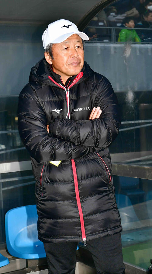 四日市中央工対日章学園　四日市中央戦に臨む日章学園・早稲田監督（撮影・小沢裕）
