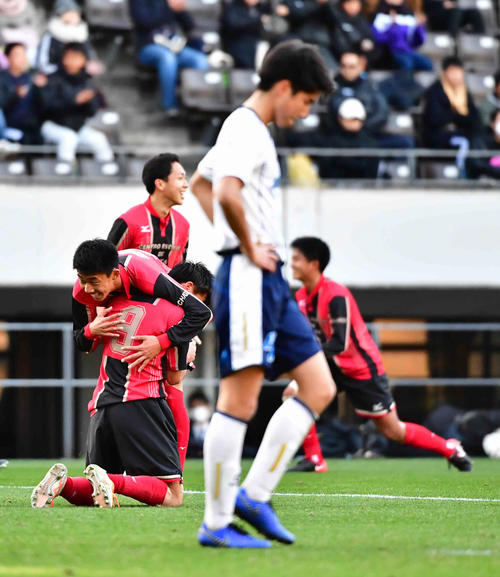 鵬学園対矢板中央　ベスト8進出を果たし歓喜に沸く矢板中央イレブン（撮影・小沢裕）