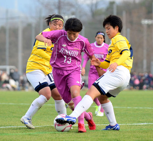 藤枝順心対宇都宮文星女　ドリブル突破を仕掛ける藤枝順心FW池口（中央）