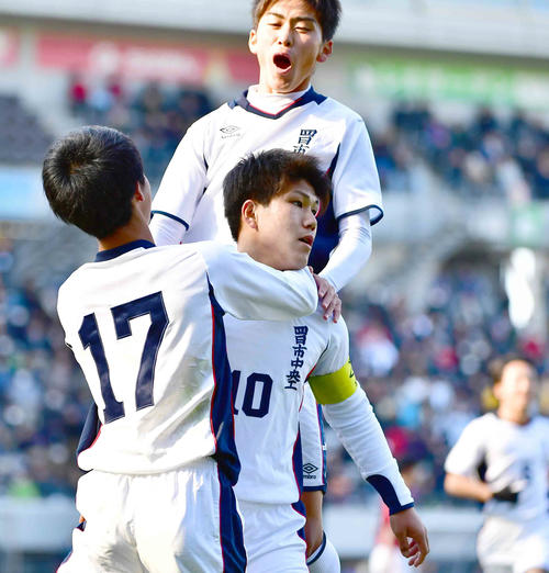 四日市中央工対日章学園　前半、四日市中央工MF森（中央）は先制ゴールを奪いイレブンの祝福を受ける（撮影・小沢裕）