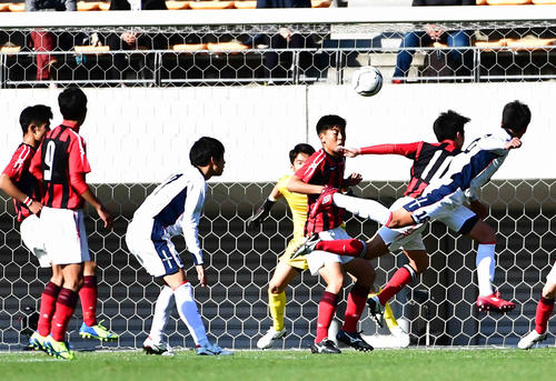 四日市中央工対日章学園　後半、四日市中央工MF宮木（右）は同点ゴールを奪う（撮影・小沢裕）