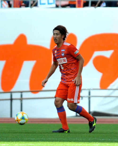 ボールを運ぶ新潟DF大武（2019年11月9日撮影）