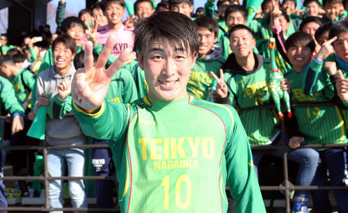 3日の神戸弘陵戦でハットトリックを決めた帝京長岡FW晴山は「3」のポーズ