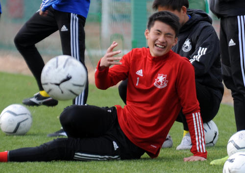 仙台育英GK佐藤文は準々決勝前の最終調整でリラックスした表情を見せる