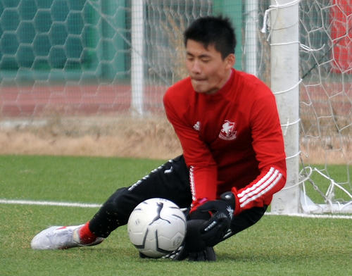 仙台育英GK佐藤文は軽めのキャッチング練習で準々決勝に備える