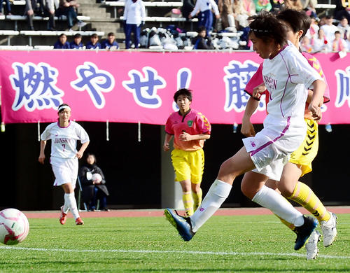 前半20分、先制点を決める藤枝順心FW斉藤