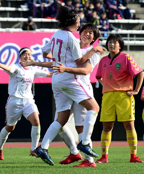 先制点を決めた藤枝順心FW斉藤（中央手前）は、FW池口と笑顔で抱き合う