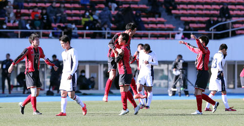 矢板中央対四日市中央工　試合に勝利し歓喜の矢板中央イレブン（赤）と肩を落とす四日市中央工イレブン（白）（撮影・垰建太）