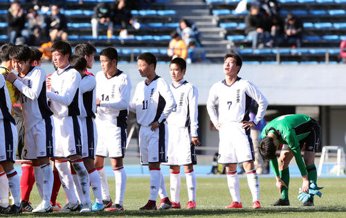 矢板中央対四日市中央工　試合に敗れ涙を流す四日市中央工MF浅野右から2人目）（撮影・垰建太）